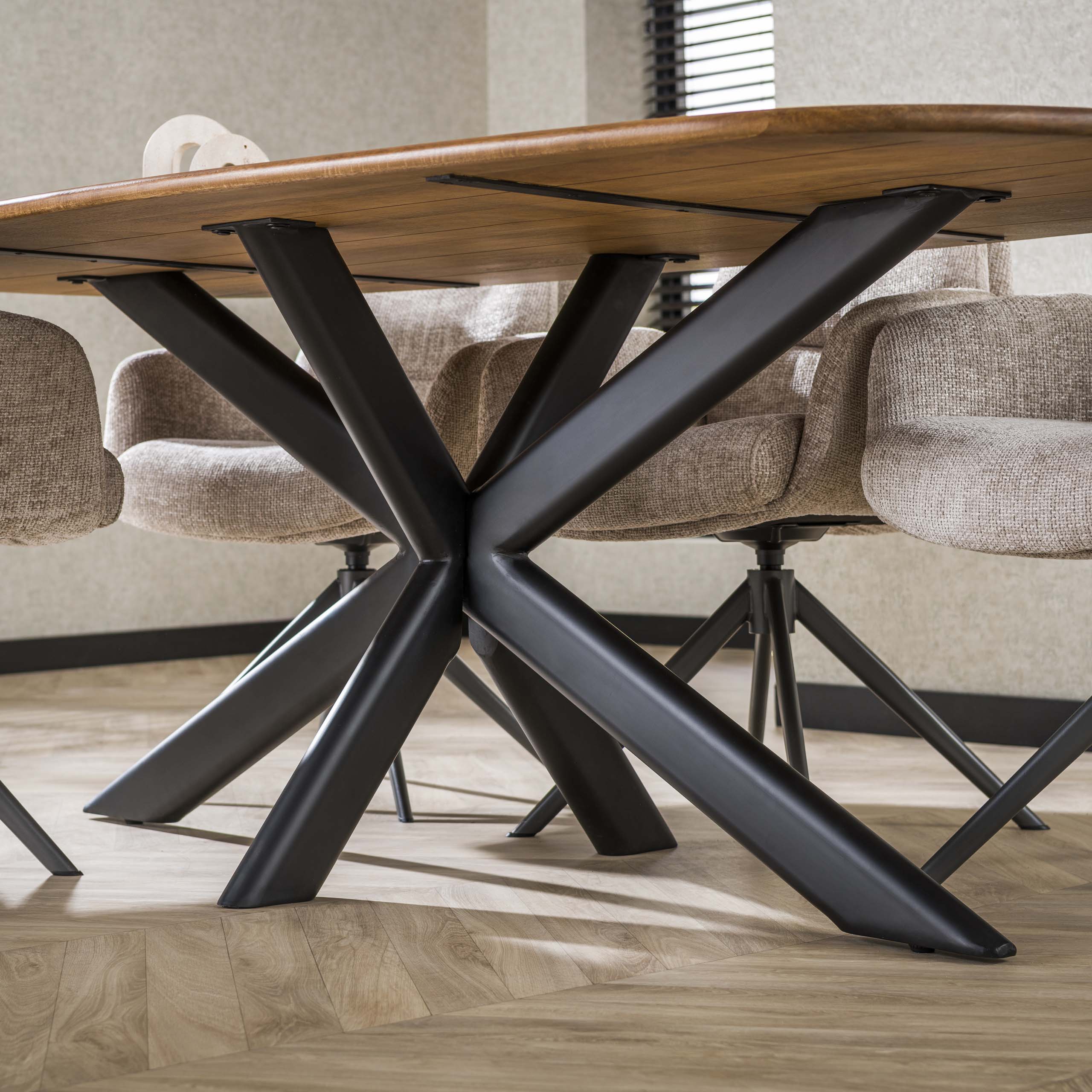 Eetkamertafel 215 Cliff ovale buis